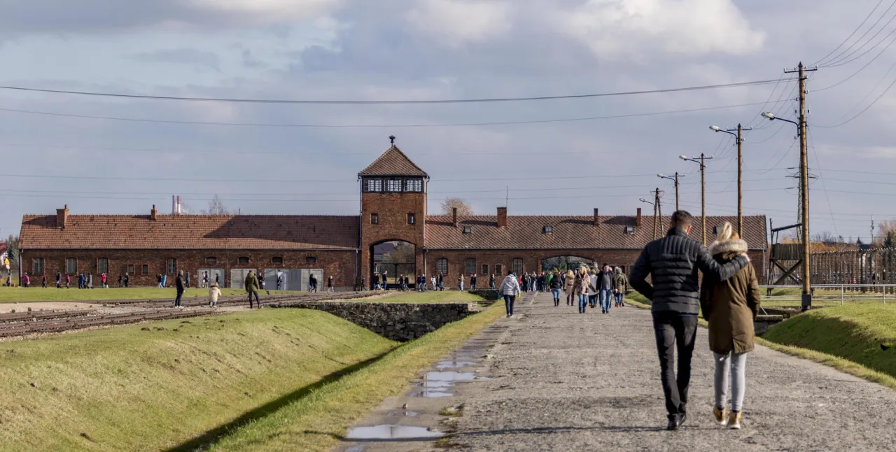 Zdjęcie Jak wygląda zwiedzanie Auschwitz - emocjonalne doświadczenie i praktyczne wskazówki
