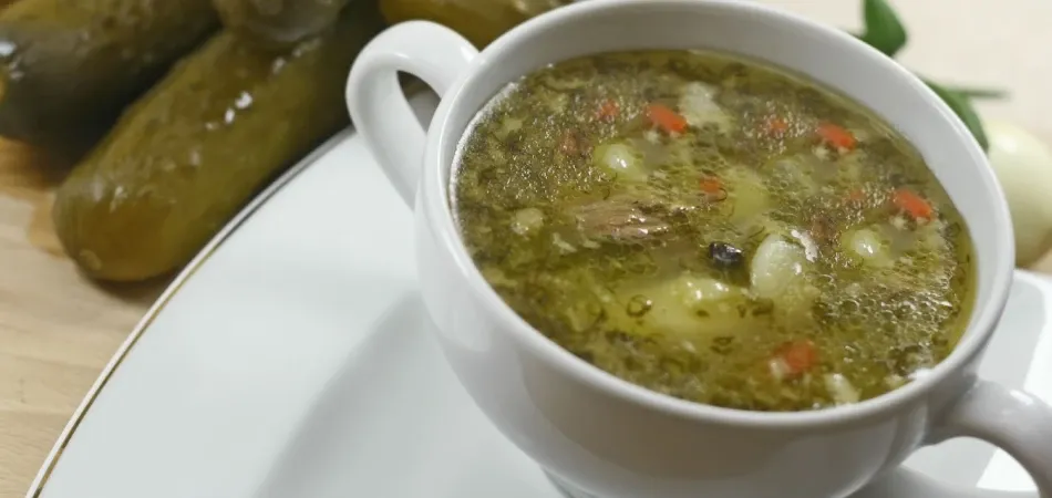 Zdjęcie Ile kcal ma zupa ogórkowa z ziemniakami? Sprawdź wartości!