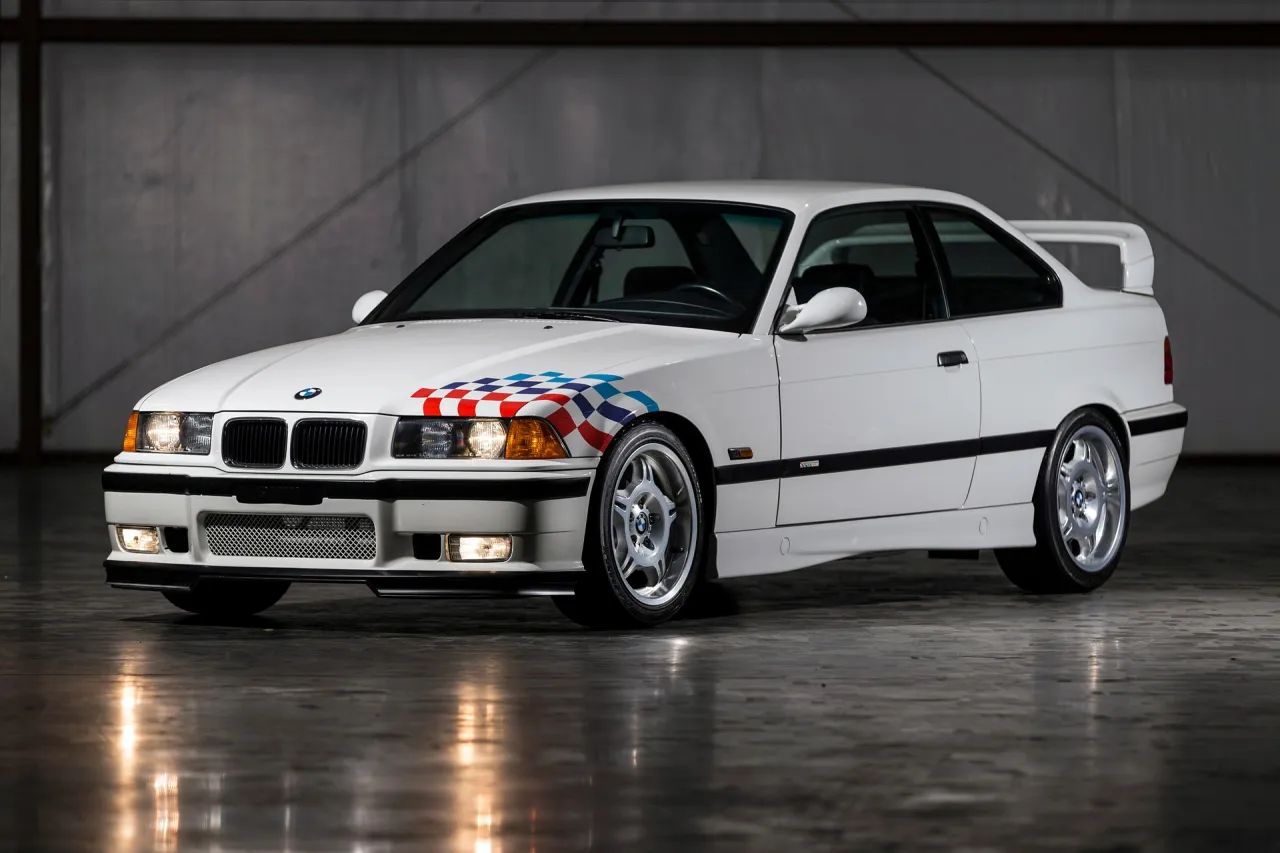 Zdjęcie BMW M3 E36 - ikona motoryzacji, osiągi, historia i wartość na rynku.