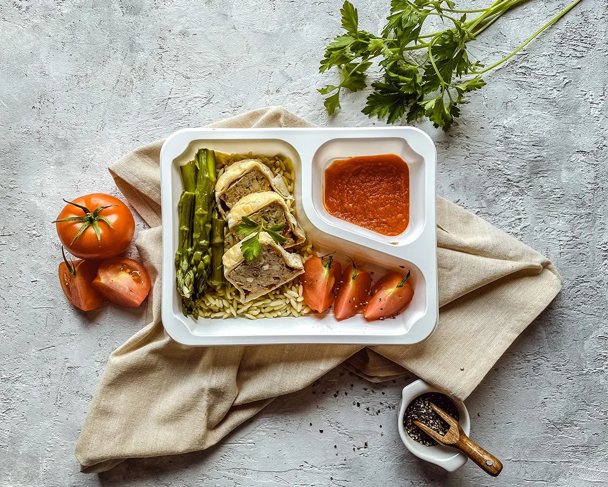 Zdjęcie Jak podgrzewać catering dietetyczny, aby zachować smak i wartości odżywcze