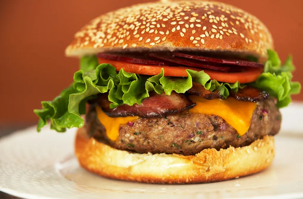 Zdjęcie Jak się robi hamburgera - proste przepisy na idealnego burgera