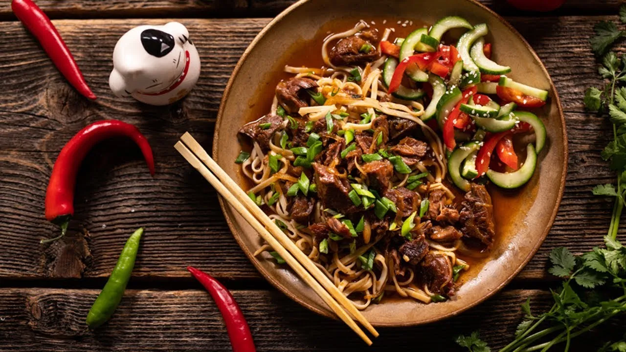 Zdjęcie Makaron z szarpaną wieprzowiną – prosty przepis na pyszne danie