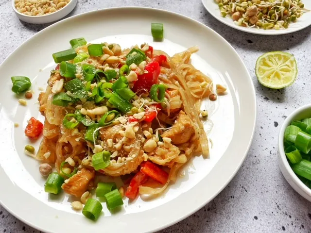 Zdjęcie Kaloryczność pad thai - poznaj wartość odżywczą tego dania kuchni tajskiej
