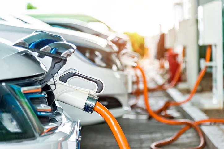 Zdjęcie Jak działa samochód elektryczny? Poznaj jego sekrety i zalety