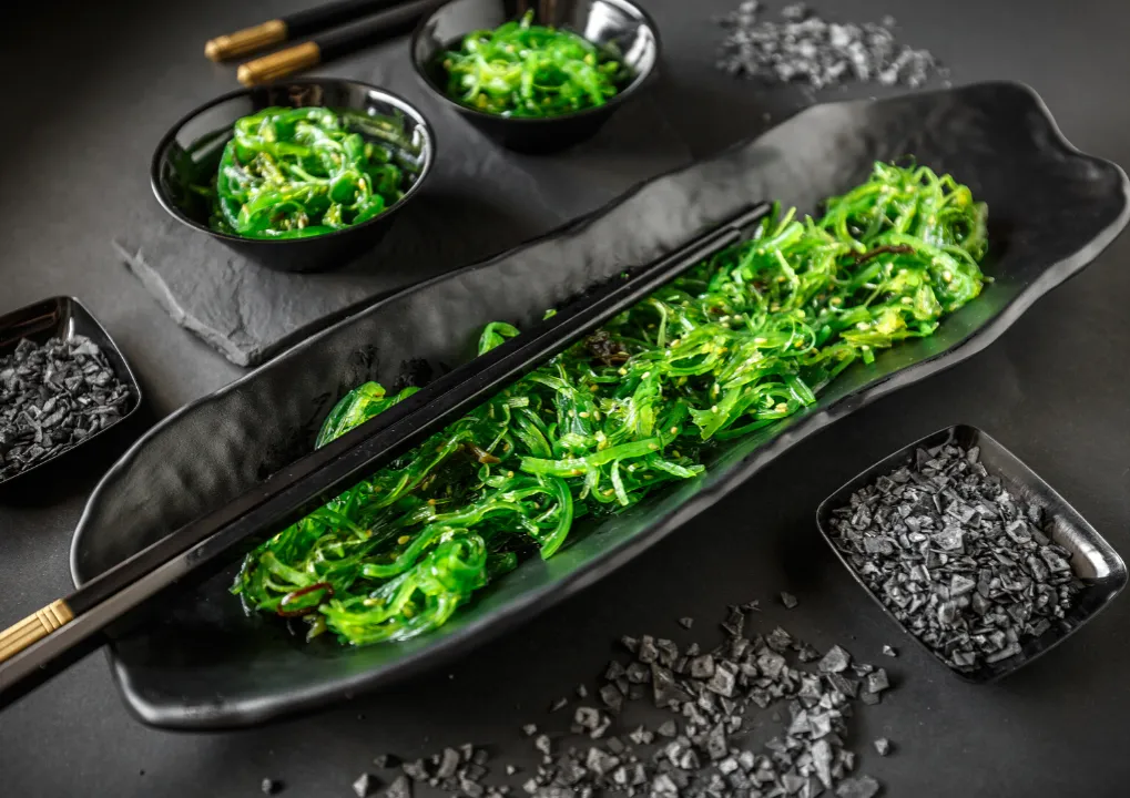 Zdjęcie Gdzie kupić sałatkę wakame? Odkryj najlepsze miejsca i oferty