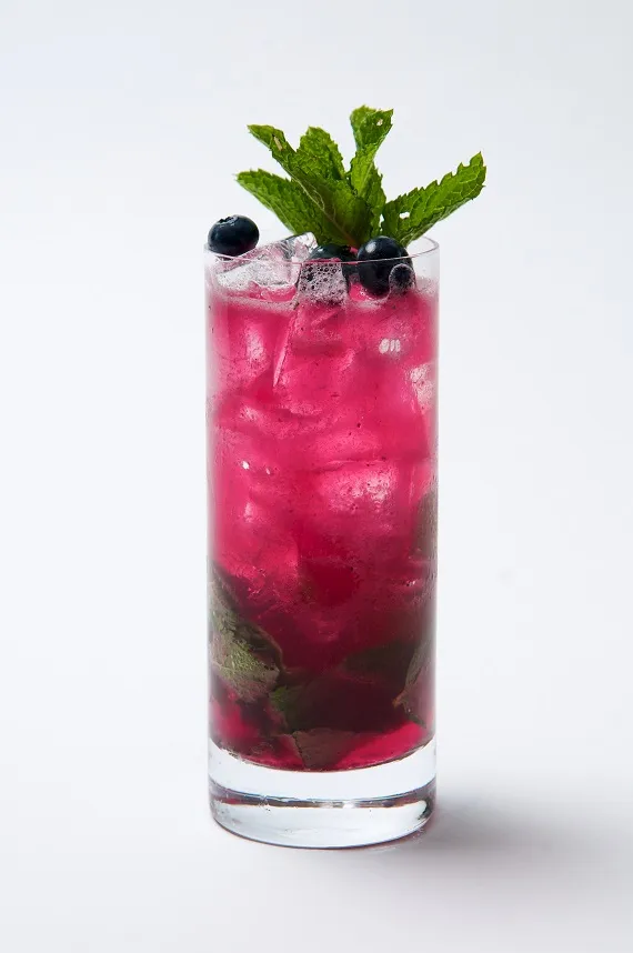 Zdjęcie Pyszne drinki z borówkami, które orzeźwią każdy letni dzień