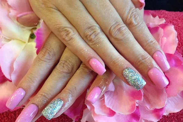 Zdjęcie Ile czasu trwa manicure hybrydowy? Poznaj dokładny czas zabiegu