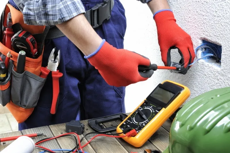 Zdjęcie Kontrola instalacji elektrycznej w bloku - co musisz wiedzieć, aby uniknąć zagrożeń