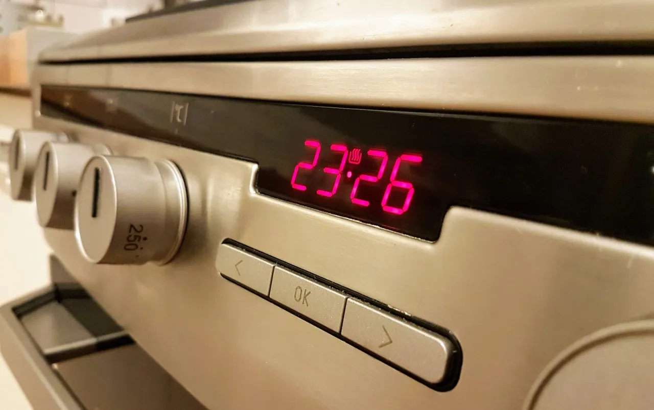 Zdjęcie Jak łatwo ustawić zegar w piekarniku Amica - proste kroki i porady