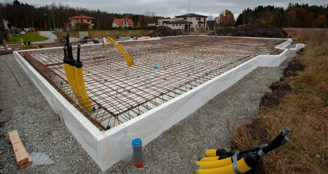 Zdjęcie Jak wykonać płytę fundamentową pod dom szkieletowy bez błędów?