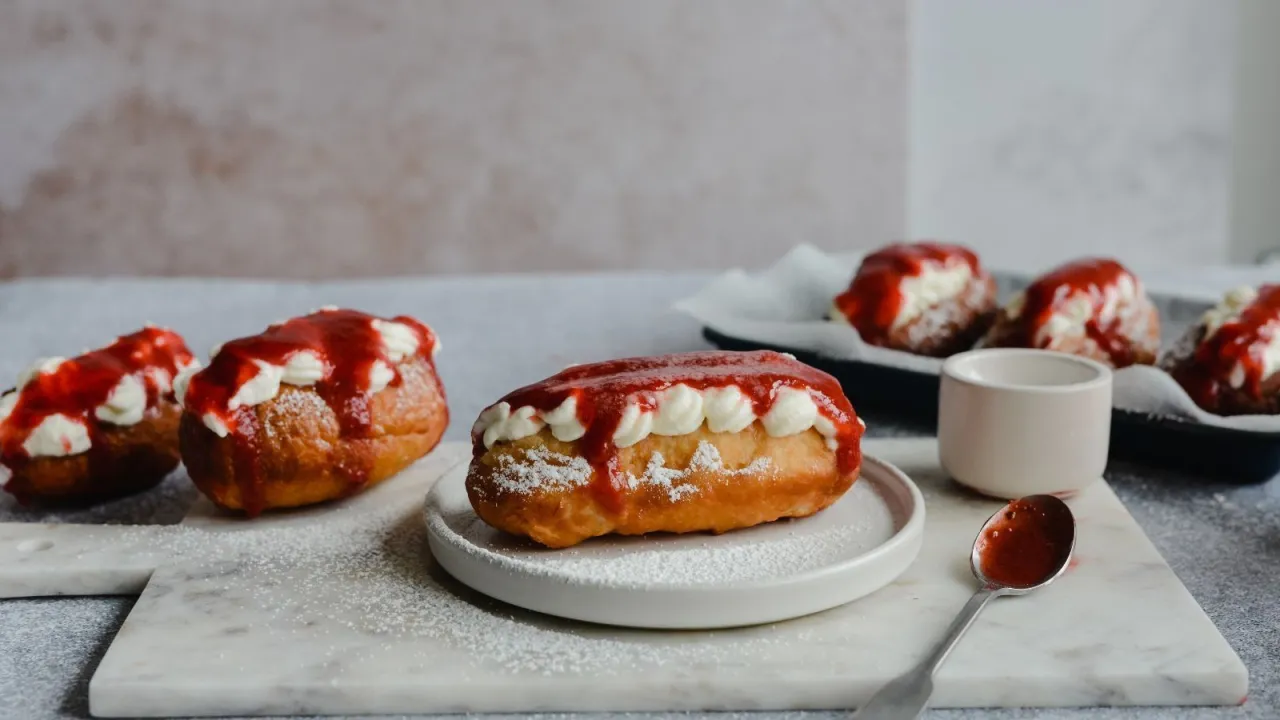 Zdjęcie Przepis na ciasto z musem truskawkowym i bitą śmietaną, które zachwyci