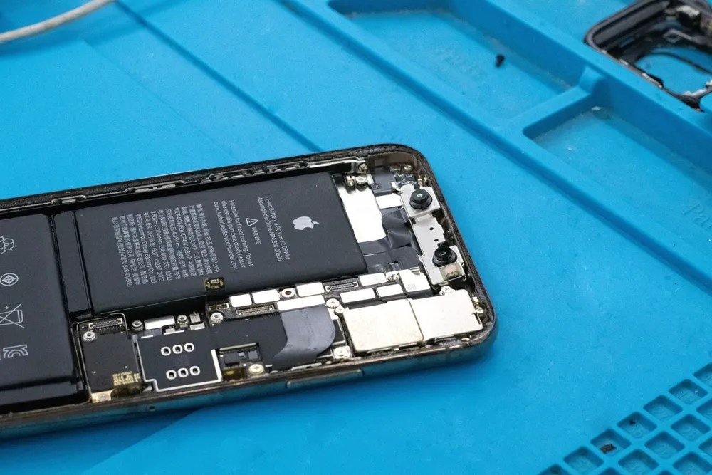 Zdjęcie Wymiana baterii iPhone 10 - uniknij wysokich kosztów i problemów