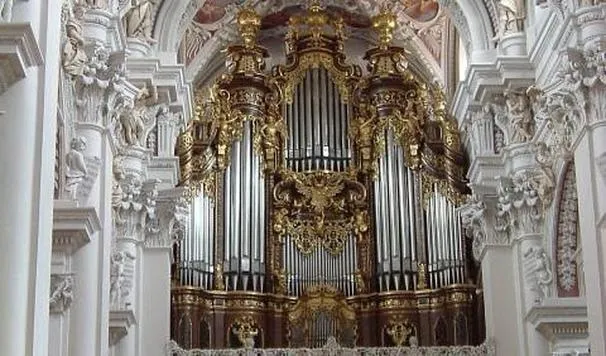 Zdjęcie Kto to jest kantor w kościele i jak wpływa na liturgię?