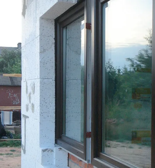 Zdjęcie Jak skutecznie domyć okna po tynkowaniu: 5 sprawdzonych metod