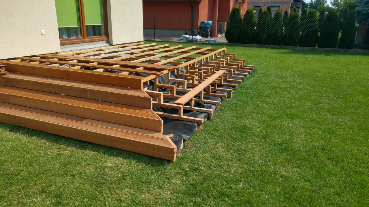 Zdjęcie Jak zbudować taras drewniany: Kompletna instrukcja budowy krok po kroku