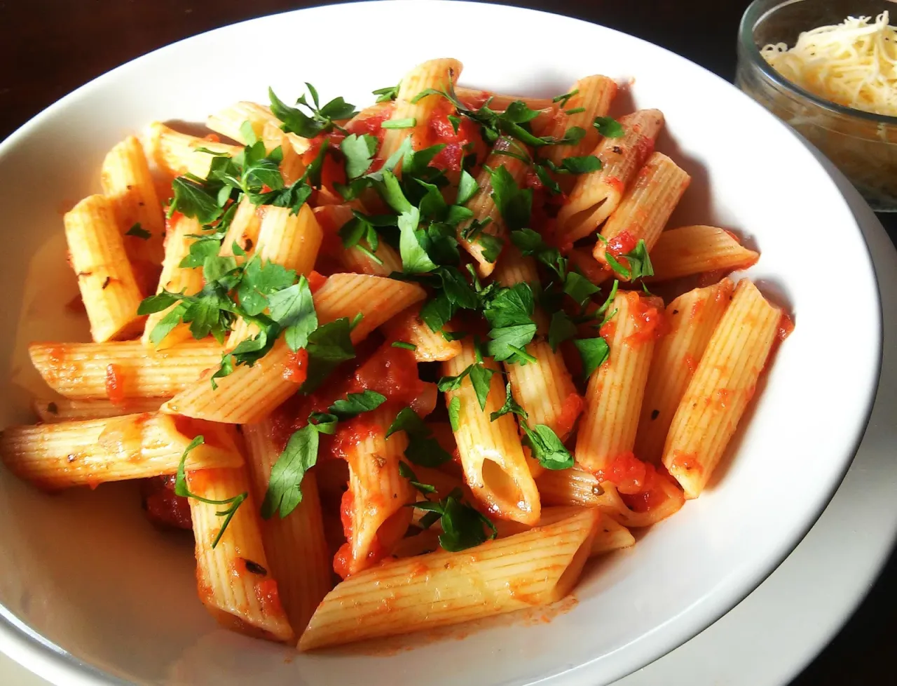 Zdjęcie Szybki przepis na makaron penne z sosem pomidorowym i mięsem mielonym