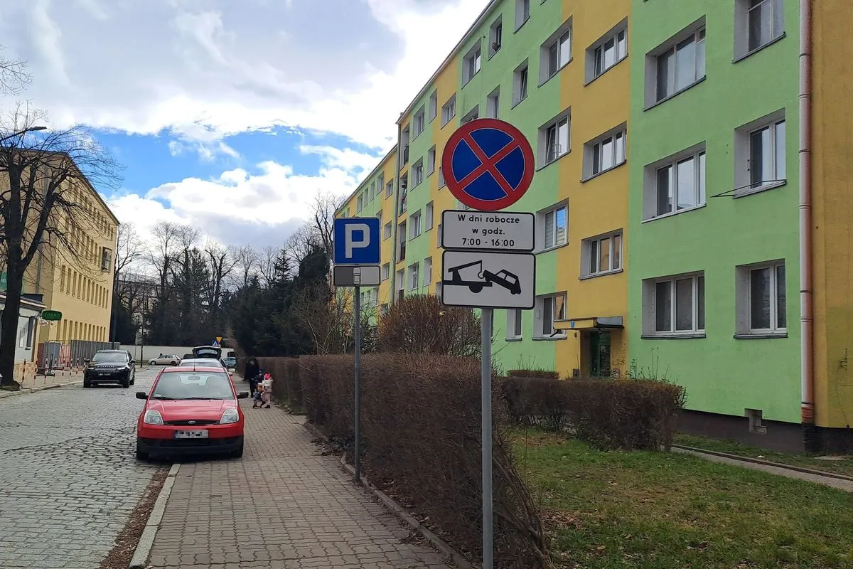 Zdjęcie Czy znak zakaz zatrzymywania dotyczy chodnika? Sprawdź przepisy!