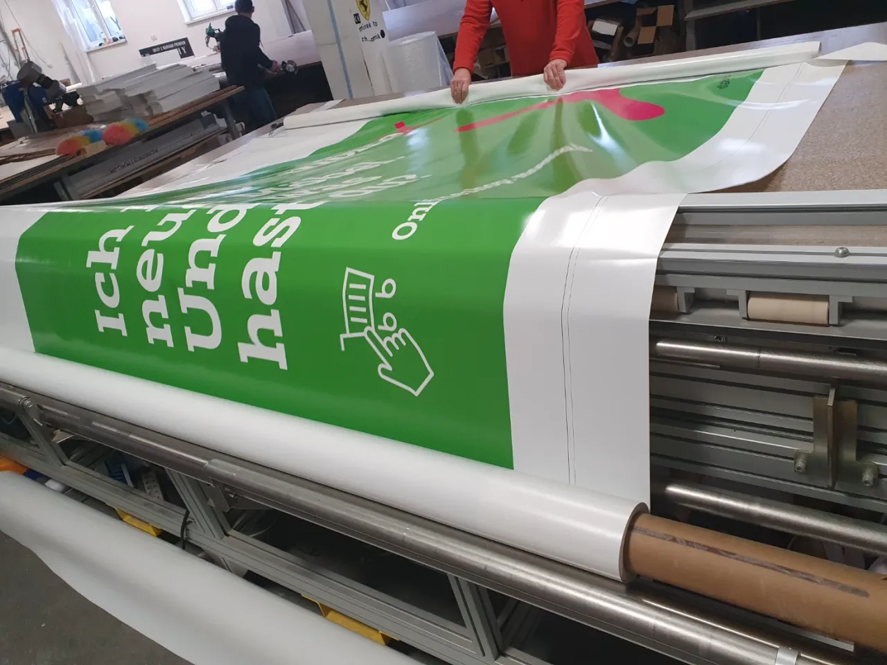 Zdjęcie Folia podłogowa z nadrukiem - trwałość i estetyka w reklamie