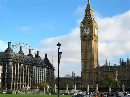 Zdjęcie Ile czasu trwa podróż autokarem do Londynu? Sprawdź szczegóły!