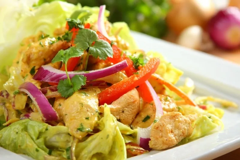 Zdjęcie Sałatka curry z kurczakiem – egzotyczny smak na każdą okazję