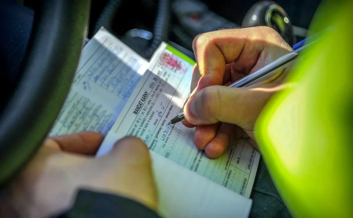 Zdjęcie Czy można prowadzić samochód w słuchawkach? Sprawdź, co grozi kierowcom