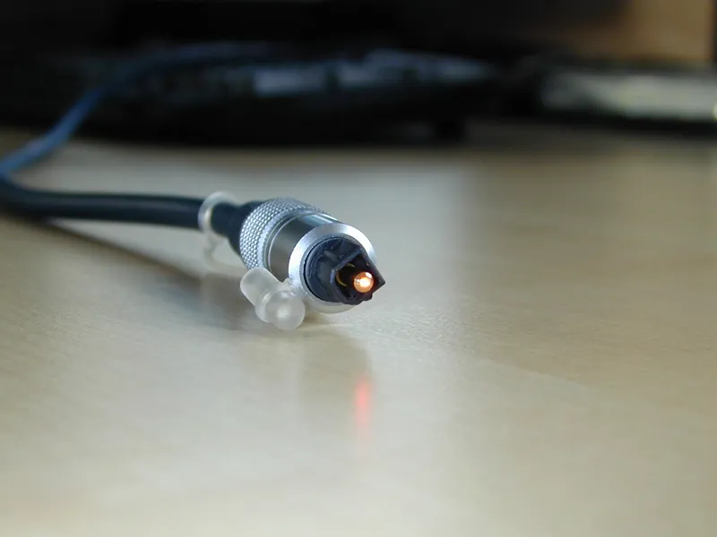 Zdjęcie Jak podłączyć kabel optyczny audio i uniknąć problemów z dźwiękiem