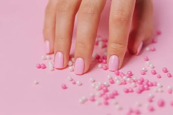 Zdjęcie Czy manicure hybrydowy niszczy paznokcie? Prawda o wpływie hybrydy