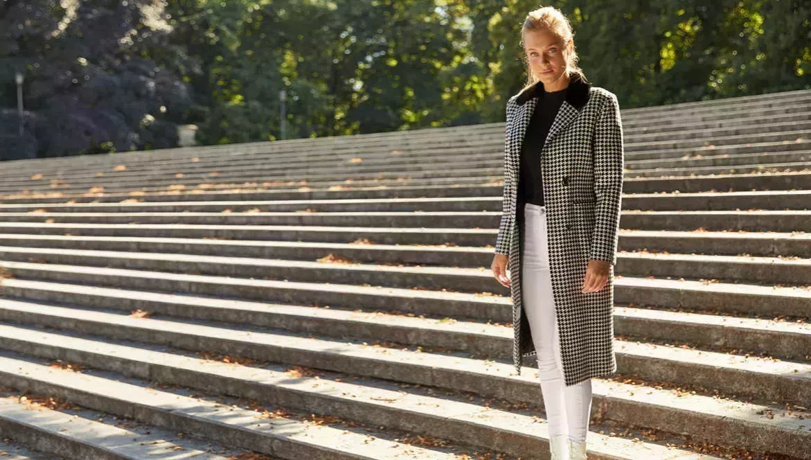 Zdjęcie Modne pomysły na outfit: inspirujące stylizacje na każdą okazję w 2025