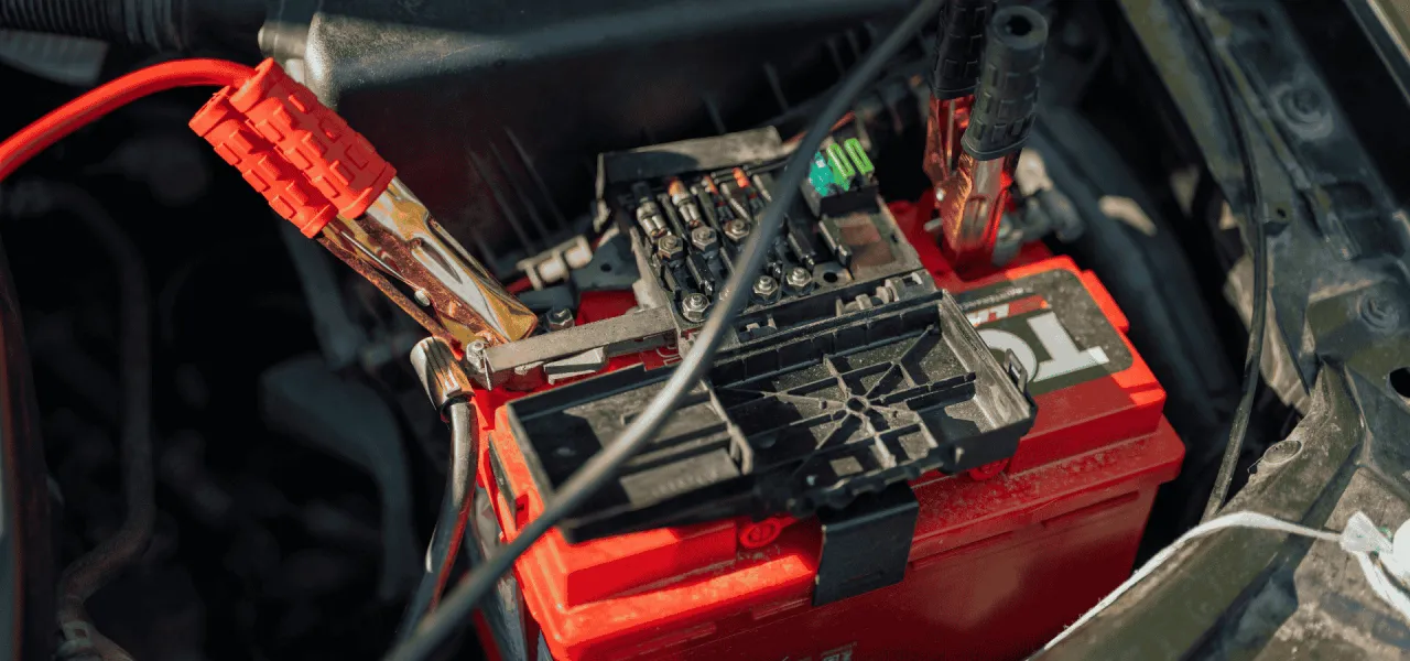 Zdjęcie Jak bezpiecznie podłączyć prostownik do Mondeo MK4 i uniknąć uszkodzeń