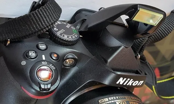Zdjęcie Jak włączyć lampę błyskową w aparacie Nikon i smartfonie łatwo i szybko