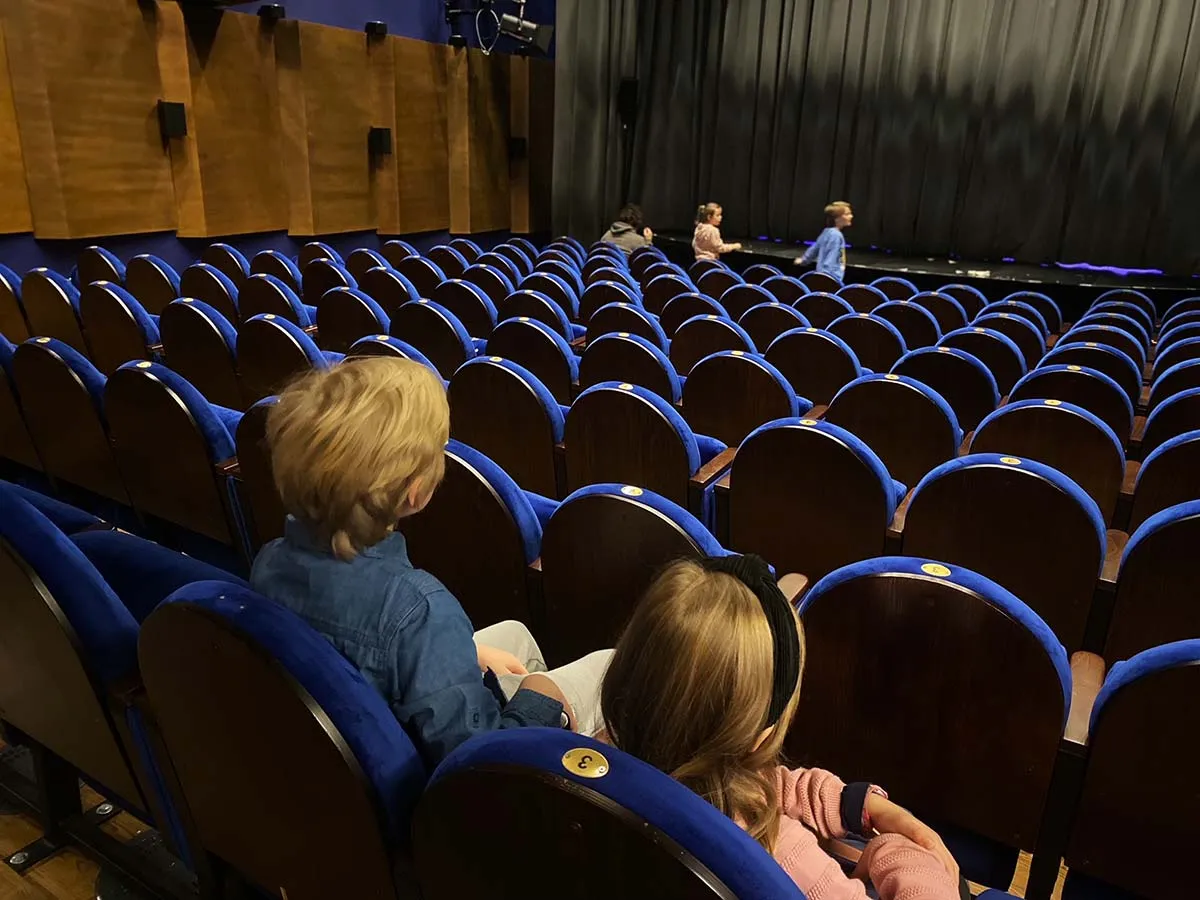 Zdjęcie Co daje teatr dzieciom? Odkryj niezwykłe korzyści dla rozwoju