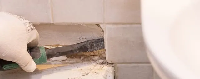 Zdjęcie Jak skuwać kafelki skutecznie i bez zbędnego wysiłku