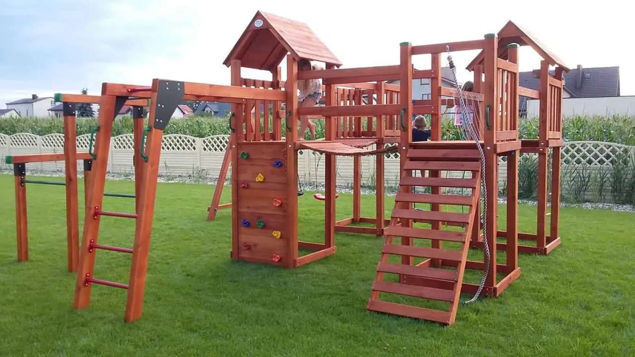 Zdjęcie Jak zabezpieczyć drewniany plac zabaw przed uszkodzeniami i wilgocią