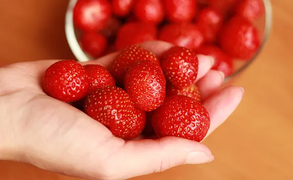 Zdjęcie Ile kalorii mają truskawki? Zaskakująco niski wynik w 1 kg owoców!