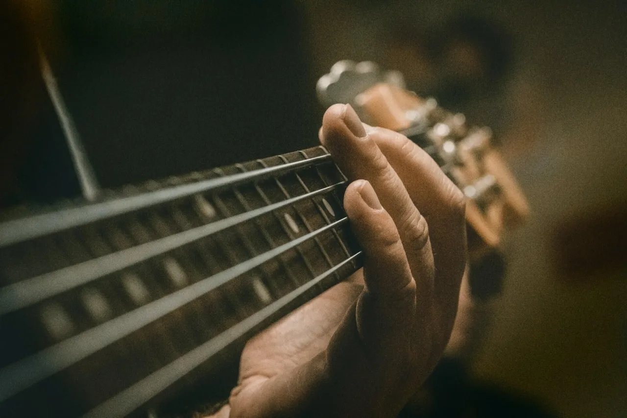 Zdjęcie Gitara basowa - poznaj jej rolę i najlepszych basistów