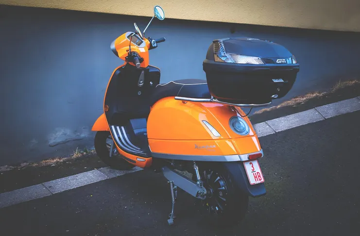 Zdjęcie Jakie uprawnienia na motorower? Sprawdź, co musisz wiedzieć, aby jeździć legalnie