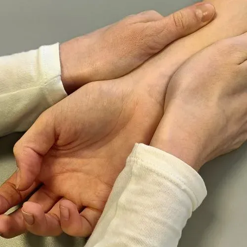 Zdjęcie Ile trwa rehabilitacja po złamaniu ręki? Kluczowe informacje o czasie i ćwiczeniach