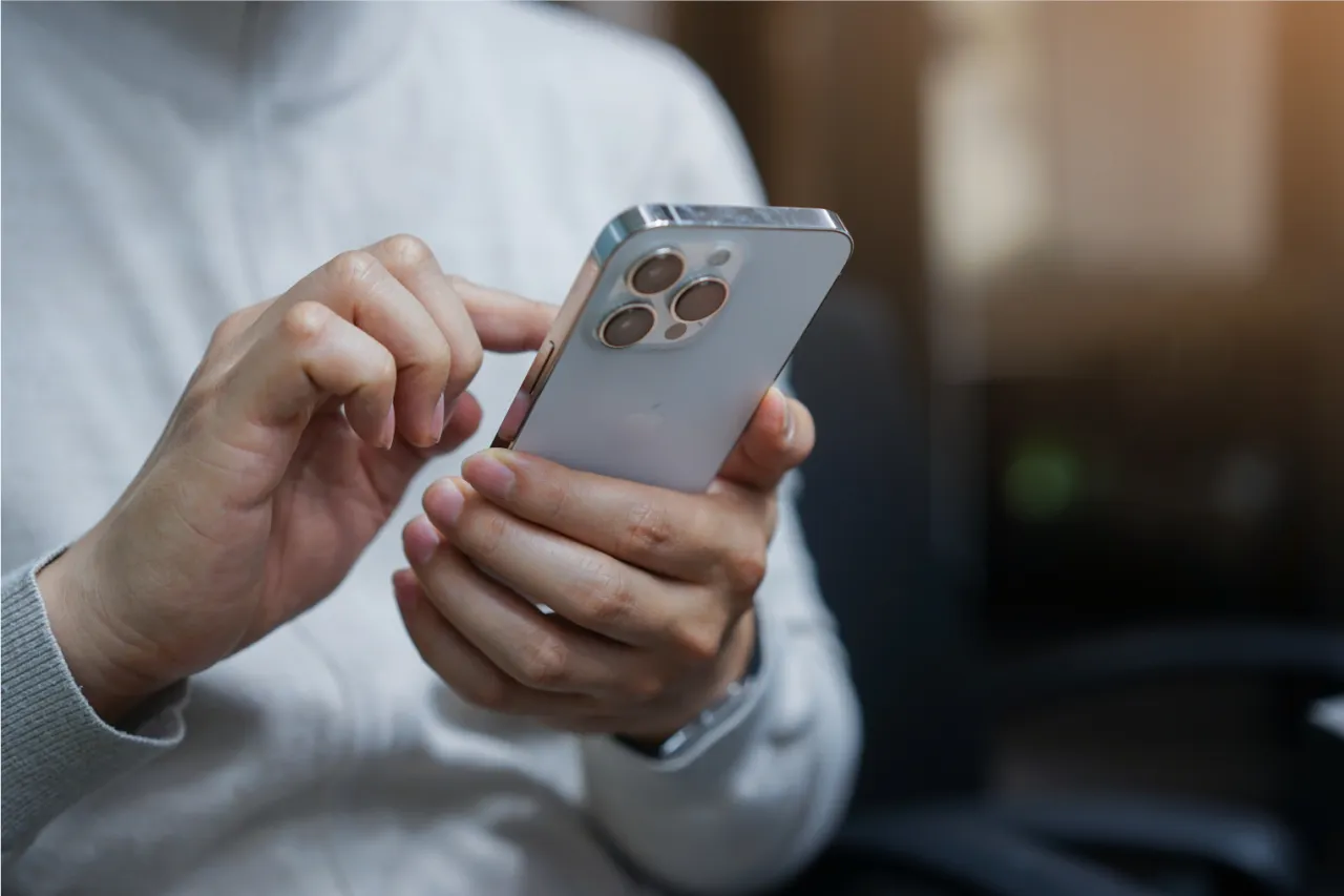 Zdjęcie Najlepsza ładowarka do iPhone 15 Pro Max – uniknij słabego ładowania