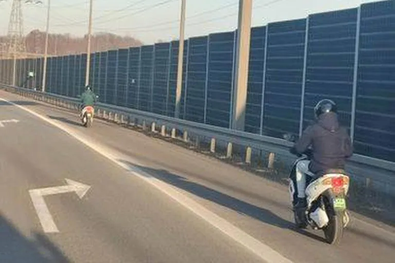 Zdjęcie Czy skuterem można jeździć po autostradzie? Sprawdź przepisy i kary