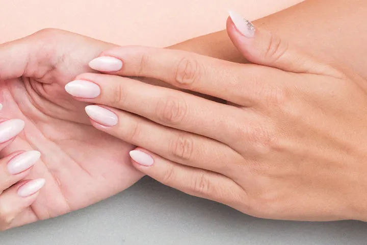 Zdjęcie Manicure hybrydowy w domu: Poradnik krok po kroku dla początkujących