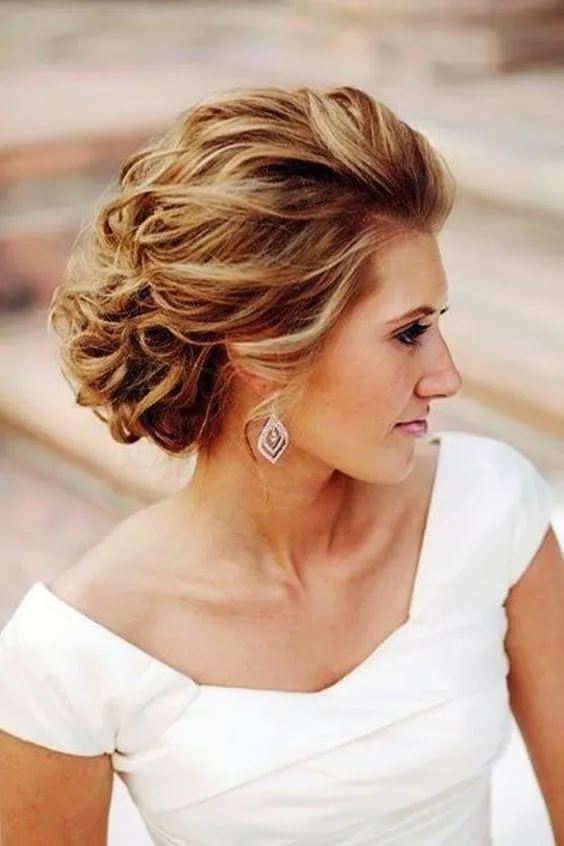 Zdjęcie Mama jaka fryzura dla mamy weselnej - eleganckie inspiracje na ślub