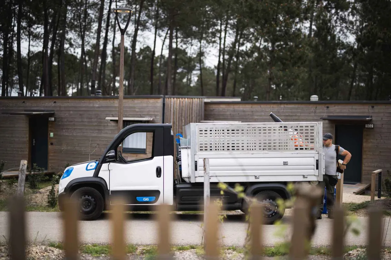 Zdjęcie Samochód który zbiera elektrośmieci z osiedla - jak skorzystać z usługi