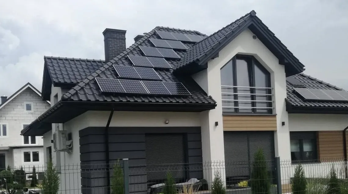 Zdjęcie Wady i zalety elektrowni słonecznej – co musisz wiedzieć przed inwestycją