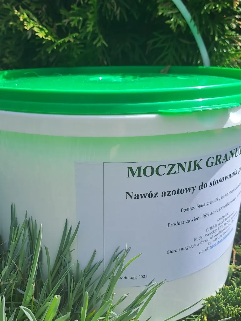 Zdjęcie Mocznik na trawnik co daje - popraw zdrowie i wygląd trawy