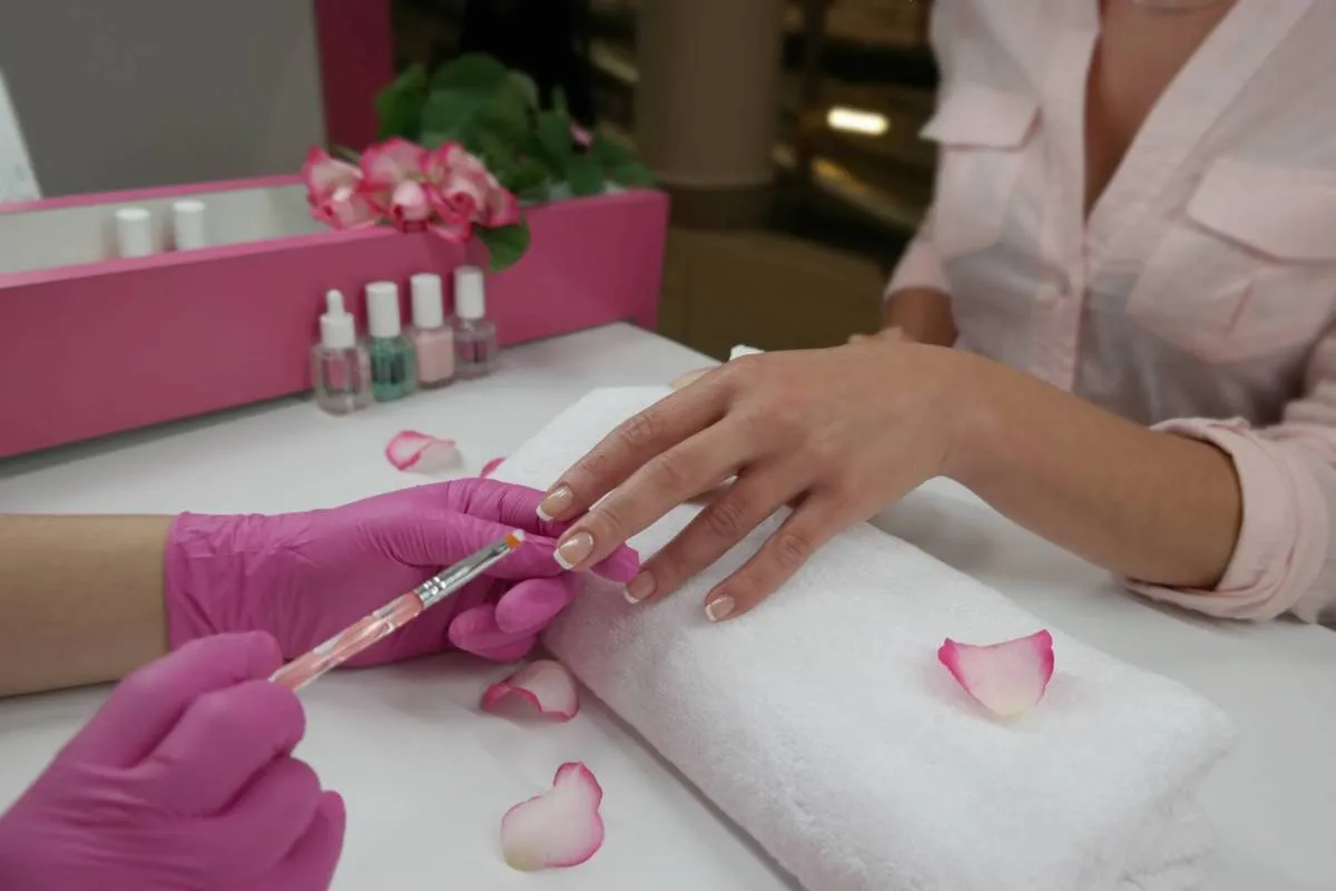Zdjęcie Jak usunąć manicure japoński bez acetonu - delikatne metody na pewno zadziałają