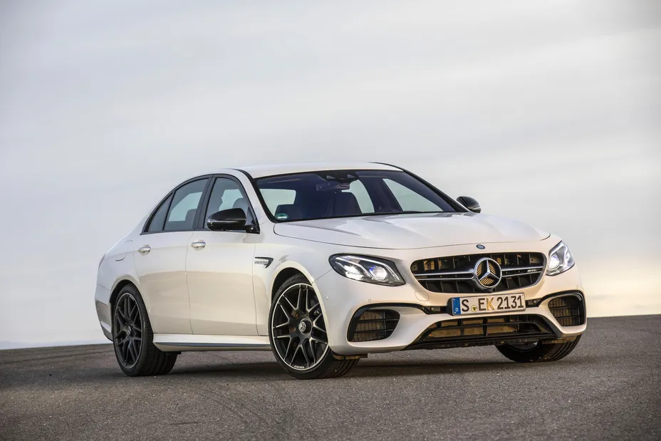 Zdjęcie E63 AMG Mercedes-Benz – Moc i technologia w luksusowym sedanie