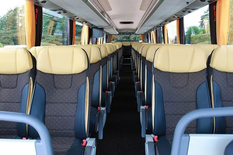 Zdjęcie Ile osób w autokarze turystycznym? Sprawdź, jak wybrać idealny pojazd