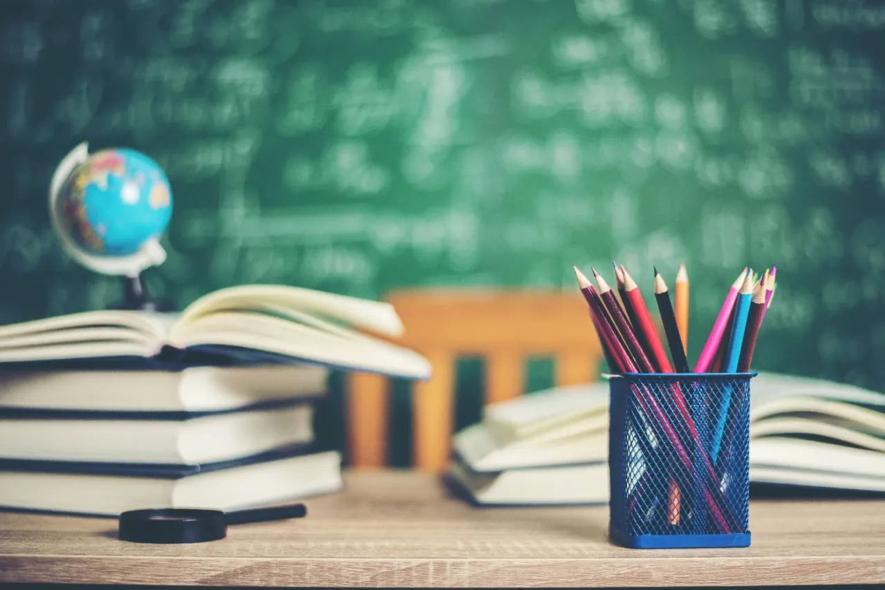 Zdjęcie Jakie akty prawne regulują pracę nauczyciela i co musisz wiedzieć?