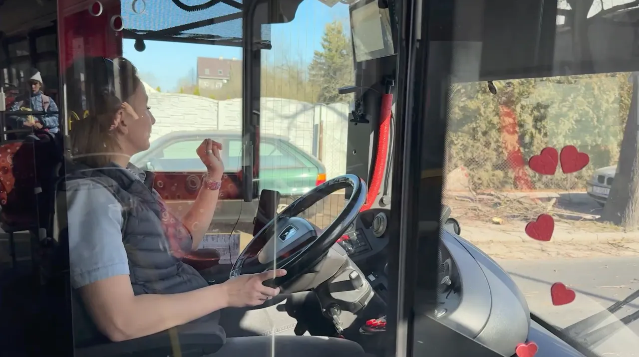 Zdjęcie Co powinna robić opiekunka w autobusie, aby zapewnić bezpieczeństwo dzieci