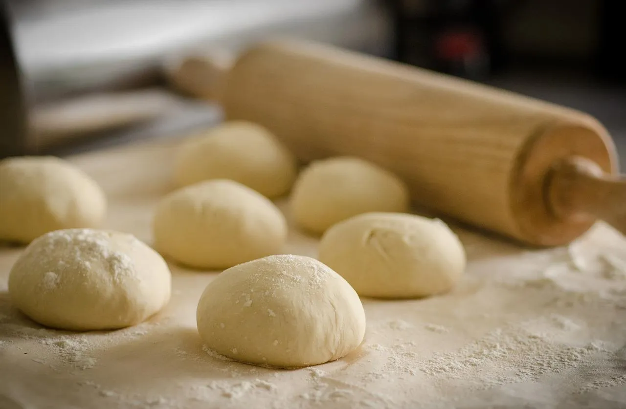 Zdjęcie Czy pizzę piec na papierze do pieczenia? Odkryj wady i zalety